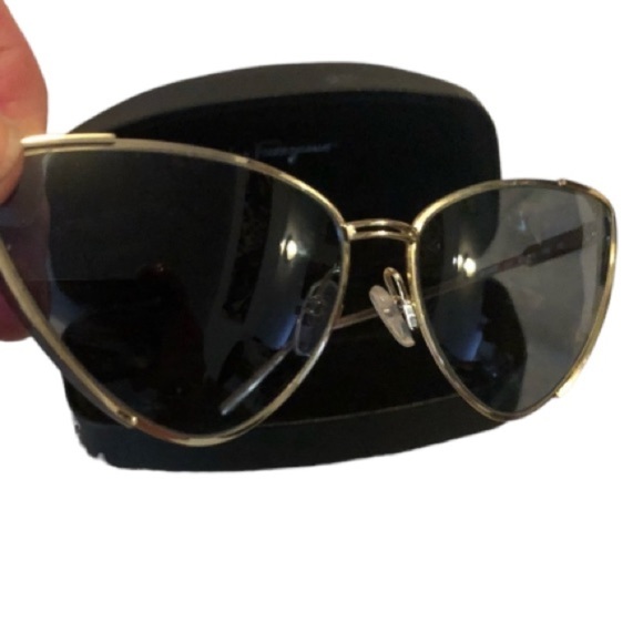 Salvatore Ferragamo gold rimmed cat eye aviators gold with case like new - Picture 4 of 14